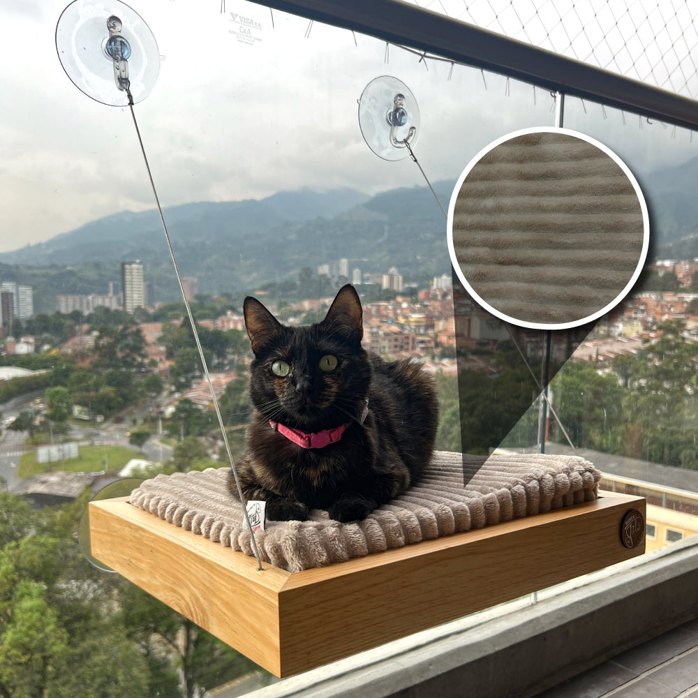 Cama colgante para gatos, anclado a la pared.