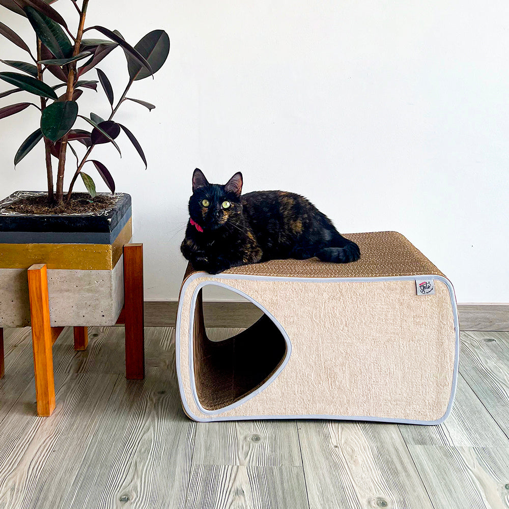 Rascador para gatos en carton corrugado doble pared horizontal tipo cueva.