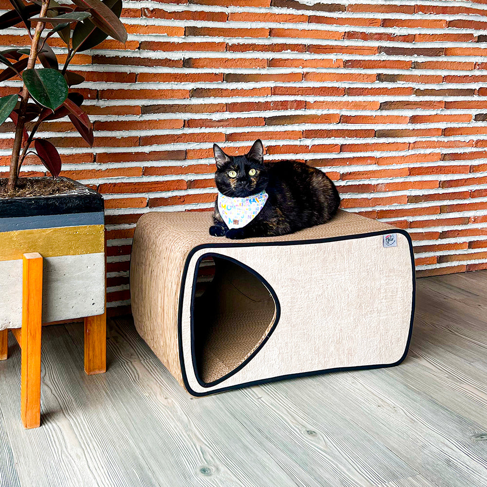 Rascador para gatos color beige-negro.