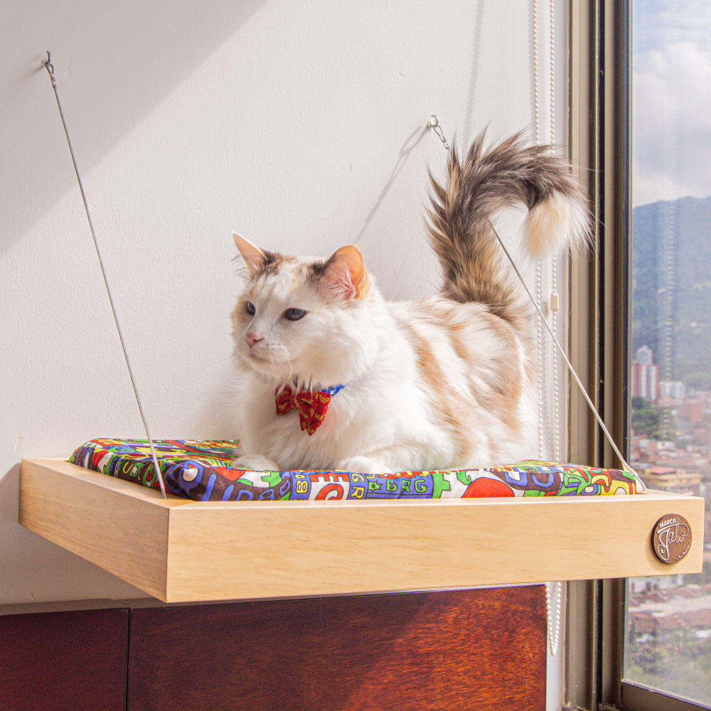 Cama colgante para gatos anclada a la pared