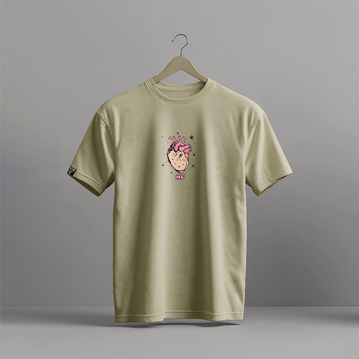 Camiseta unisex en algodón Pima 100% color arena y blanco, de silueta amplia y estampado en frente y espalda