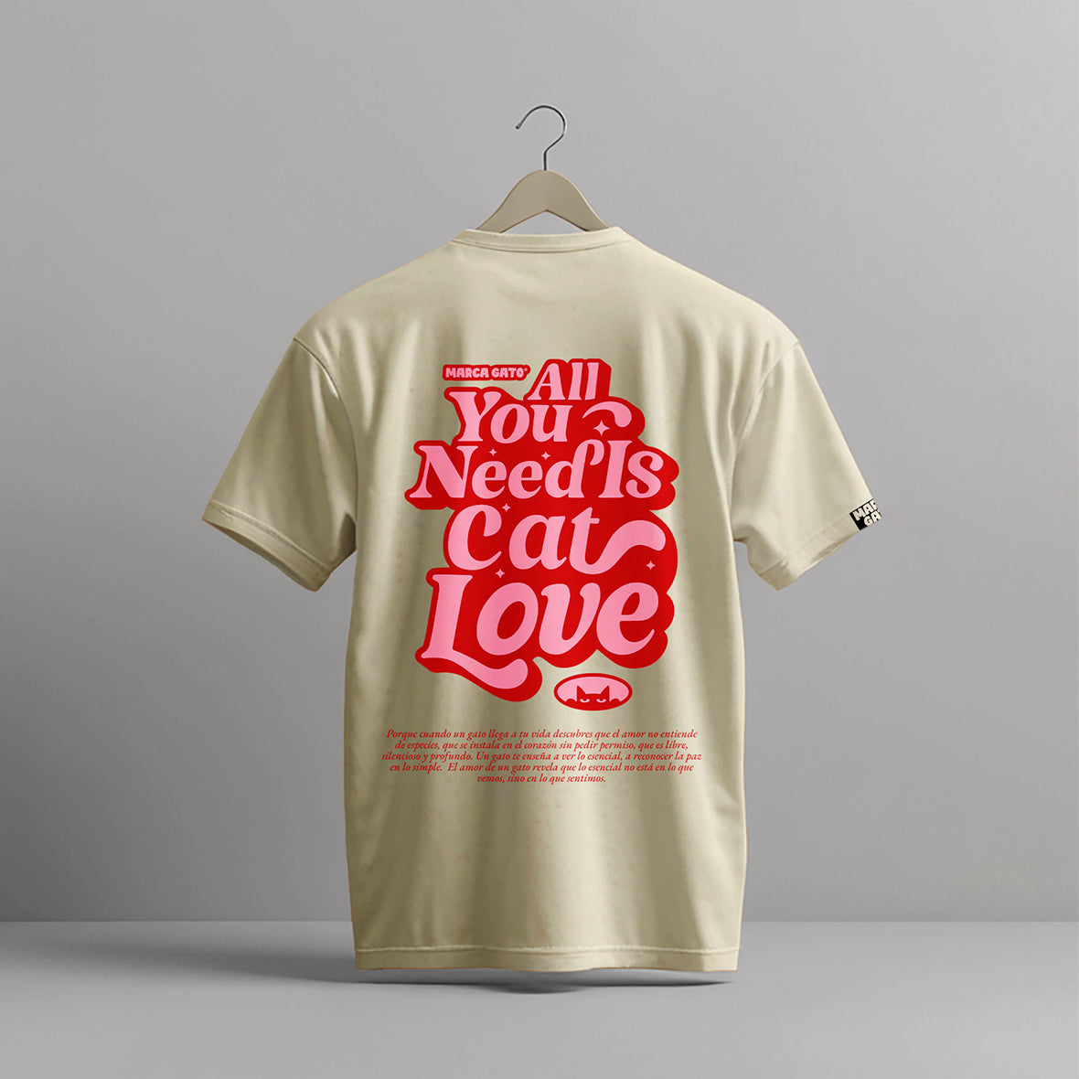 Camiseta unisex en algodón Pima 100% color arena y blanco, de silueta amplia y estampado en frente y espalda