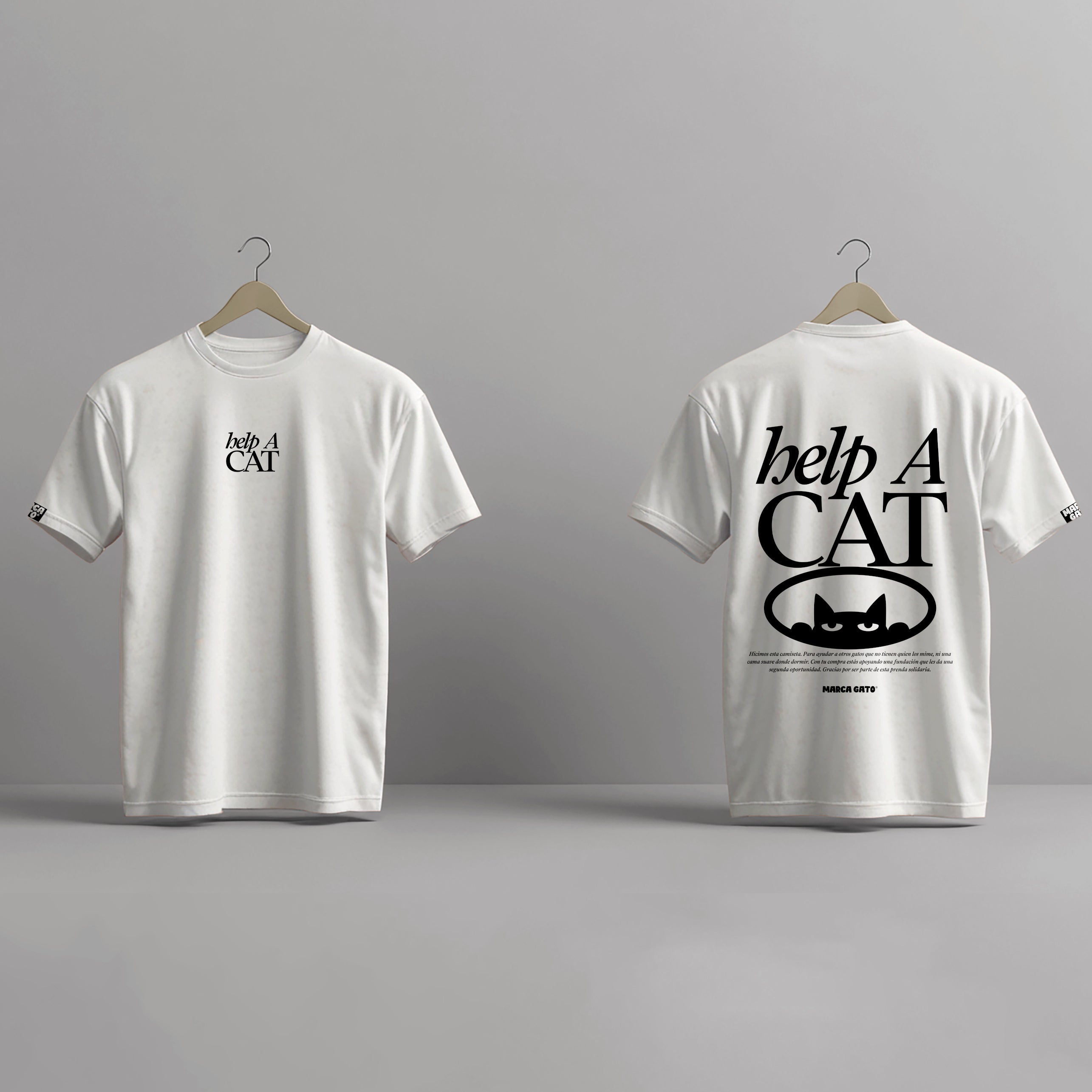 Camiseta en 100% algodón Pima, tela premium de 200 gr, silueta unisex amplia, con estampado frente y espalda. Disponible en arena y blanco.