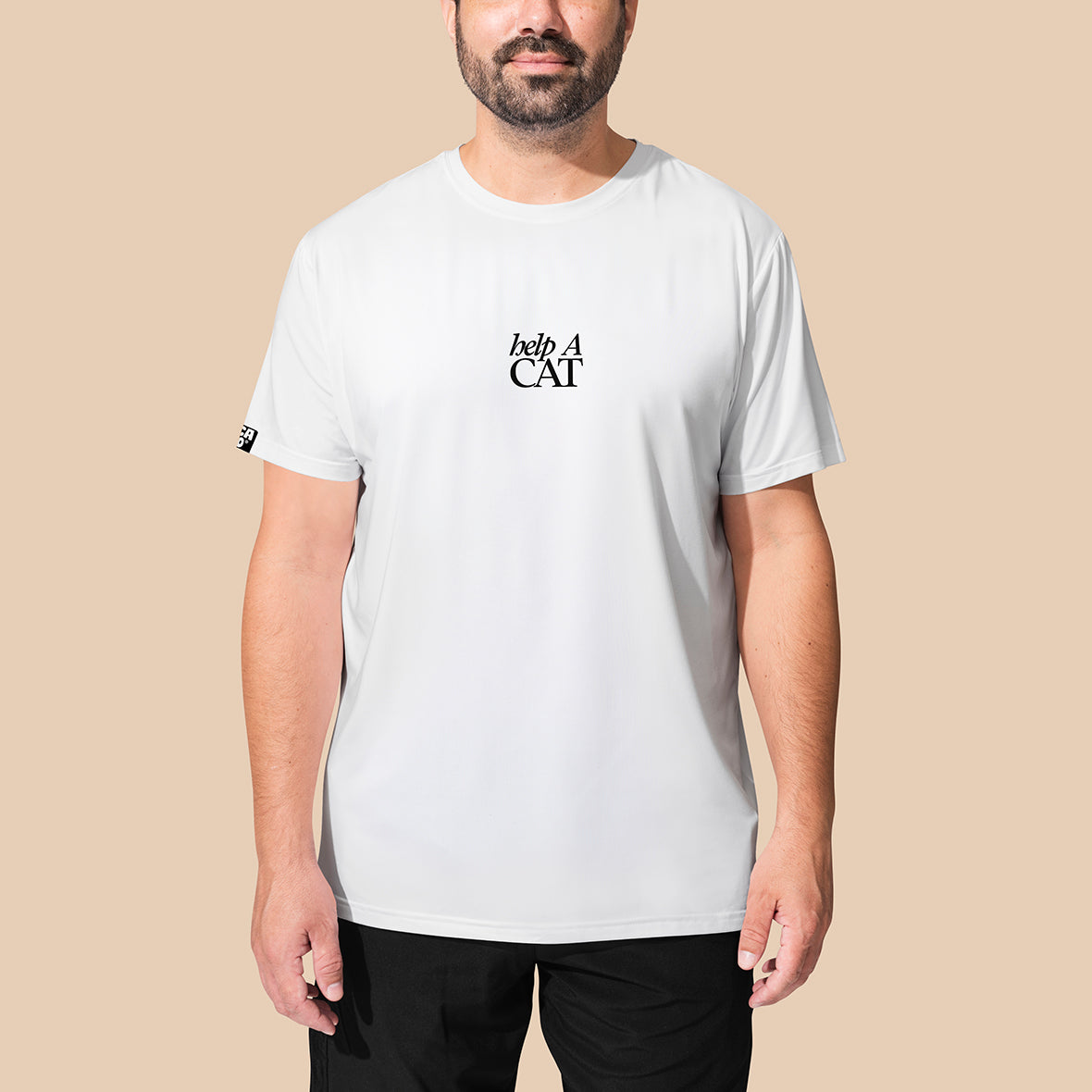 Camiseta en 100% algodón Pima, tela premium de 200 gr, silueta unisex amplia, con estampado frente y espalda. Disponible en arena y blanco.