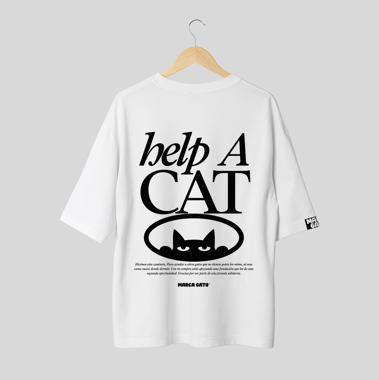 Camiseta en 100% algodón Pima, tela premium de 200 gr, silueta unisex amplia, con estampado frente y espalda. Disponible en arena y blanco.