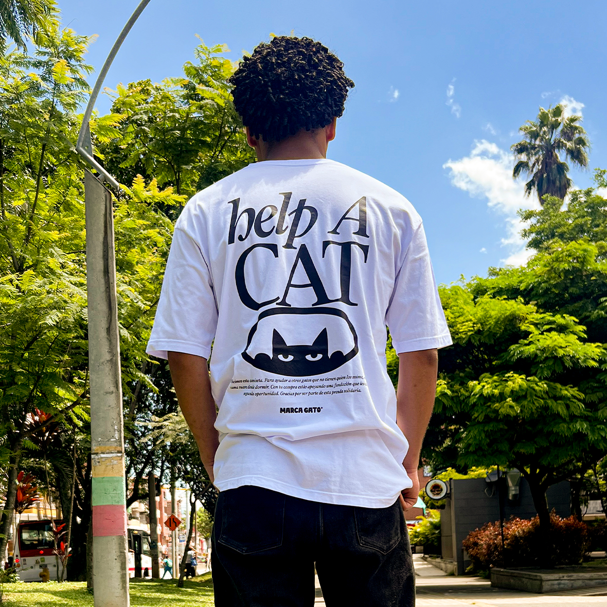 Camiseta en 100% algodón Pima, tela premium de 200 gr, silueta unisex amplia, con estampado frente y espalda. Disponible en arena y blanco.