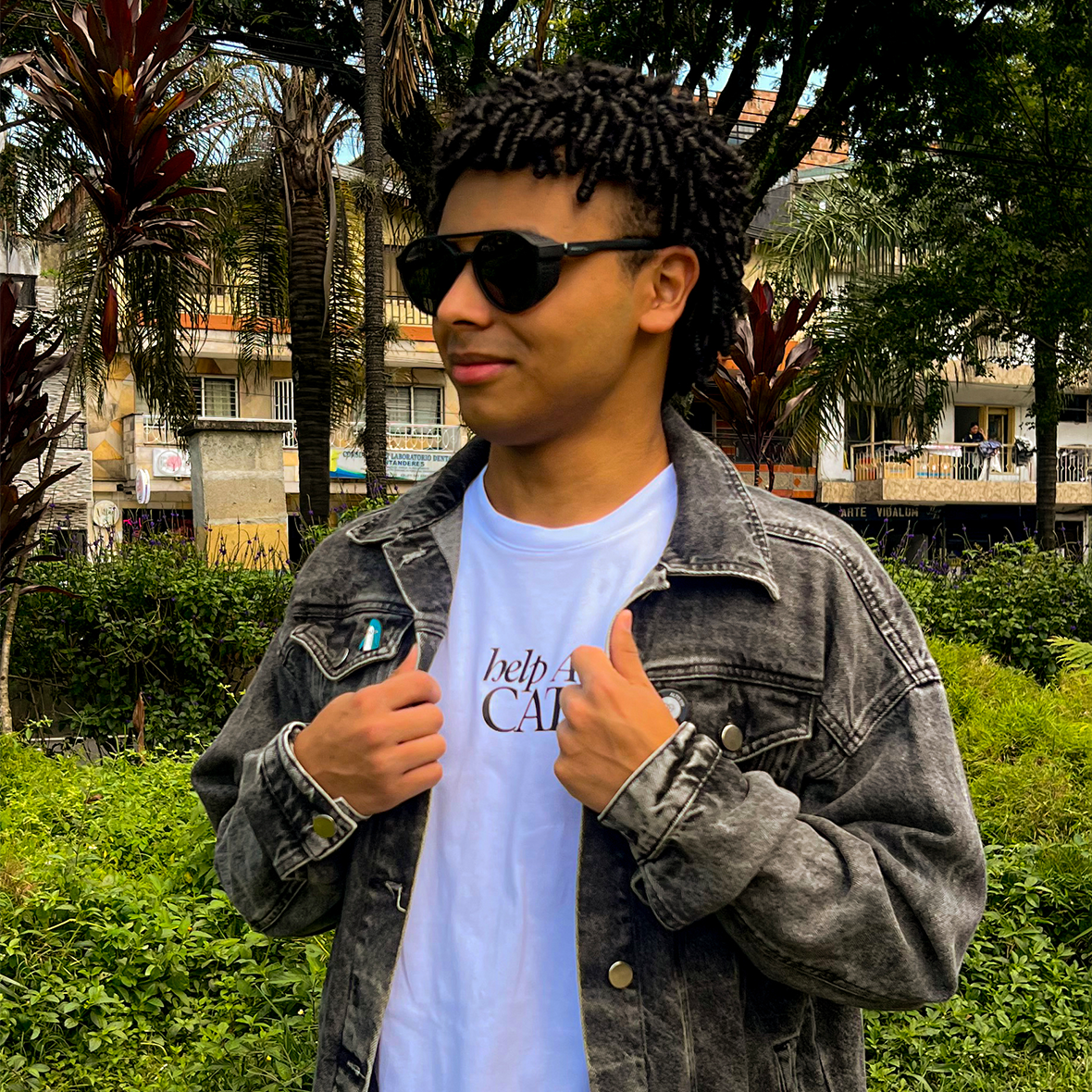 Camiseta en 100% algodón Pima, tela premium de 200 gr, silueta unisex amplia, con estampado frente y espalda. Disponible en arena y blanco.