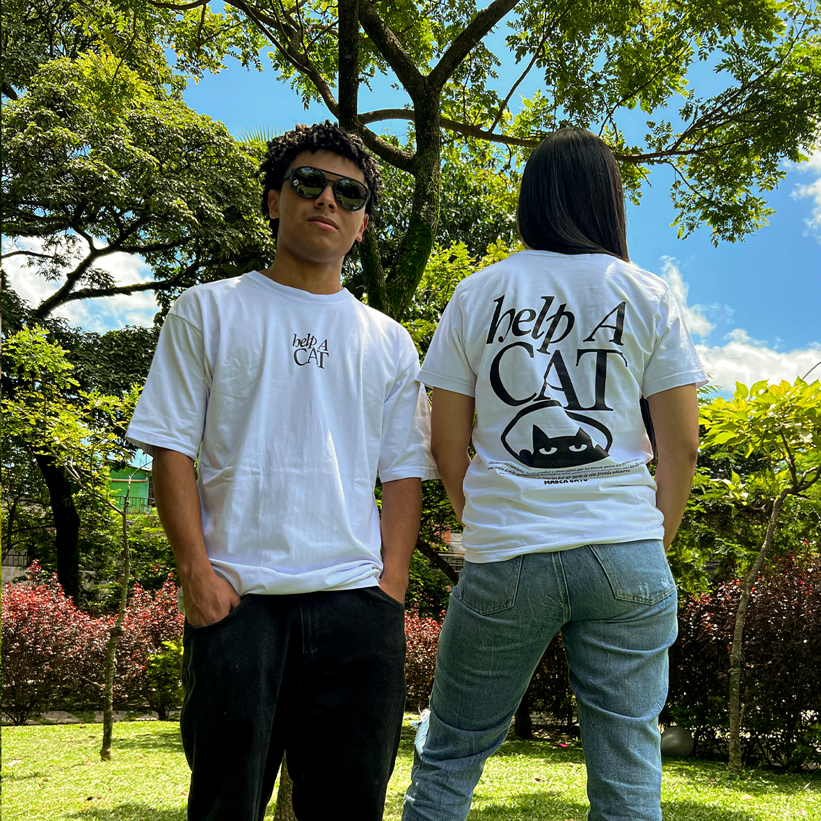 Camiseta en 100% algodón Pima, tela premium de 200 gr, silueta unisex amplia, con estampado frente y espalda. Disponible en arena y blanco.