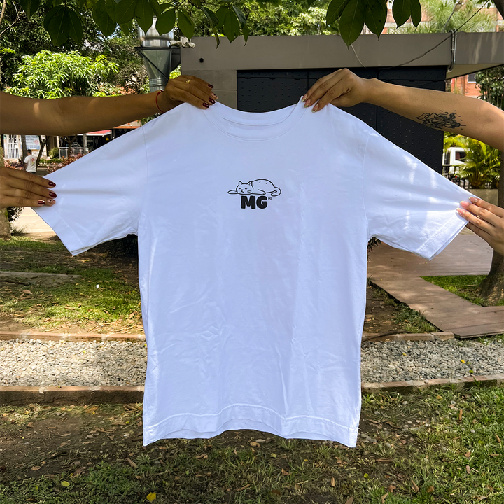 Camiseta en 100% algodón Pima, tela premium de 200 gr, silueta unisex amplia, con estampado frente y espalda