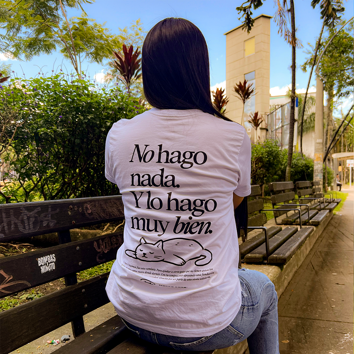 Camiseta unisex en algodón Pima 100% color arena y blanco, de silueta amplia y estampado en frente y espalda