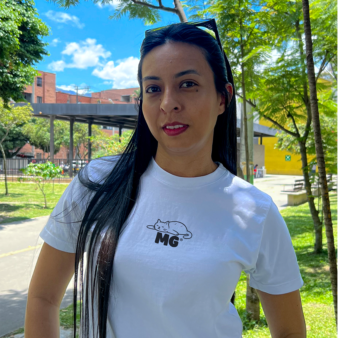 Camiseta unisex en algodón Pima 100% color arena y blanco, de silueta amplia y estampado en frente y espalda