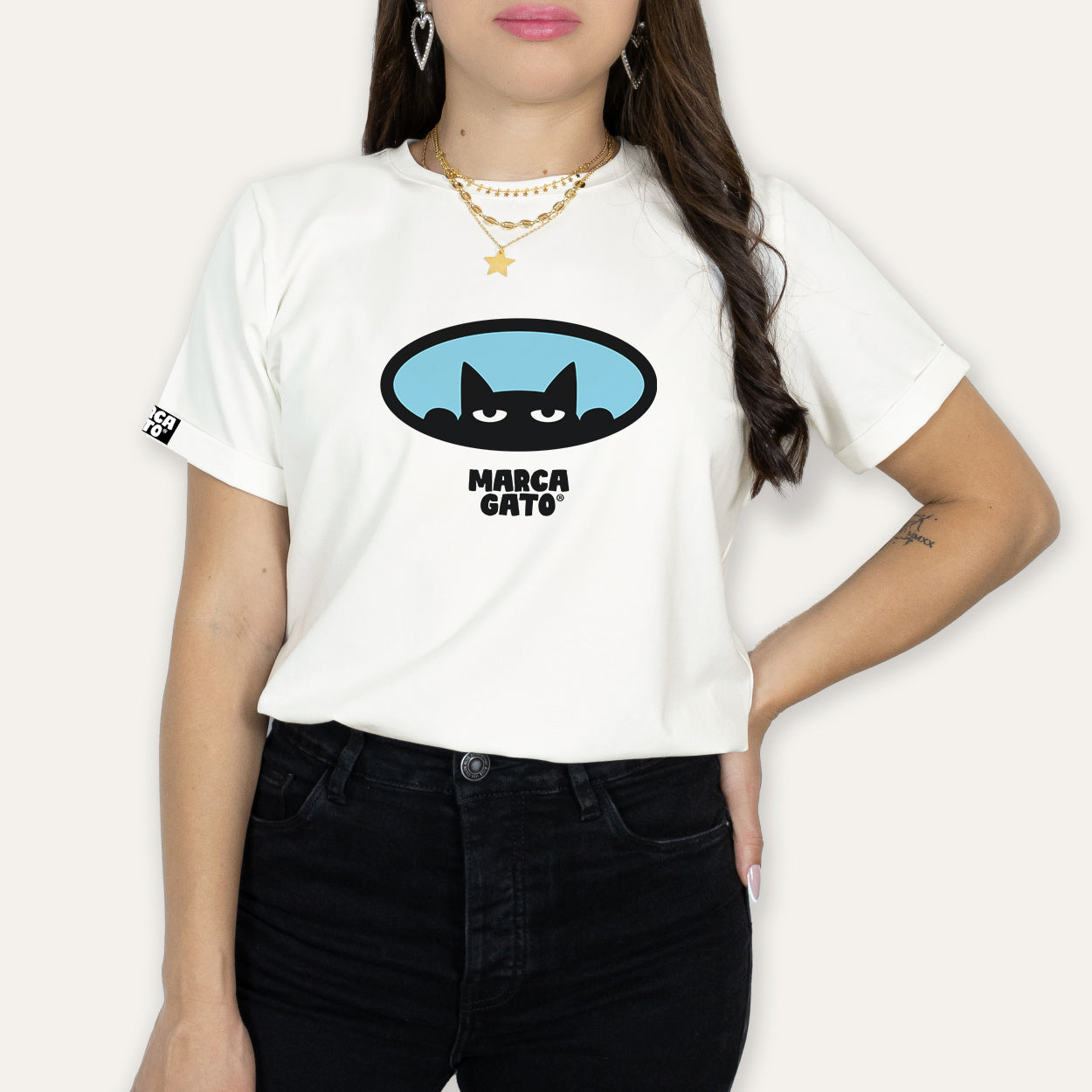 Camiseta en 100% algodón Pima, tela premium de 200 gr, silueta unisex amplia, con estampado frente y espalda