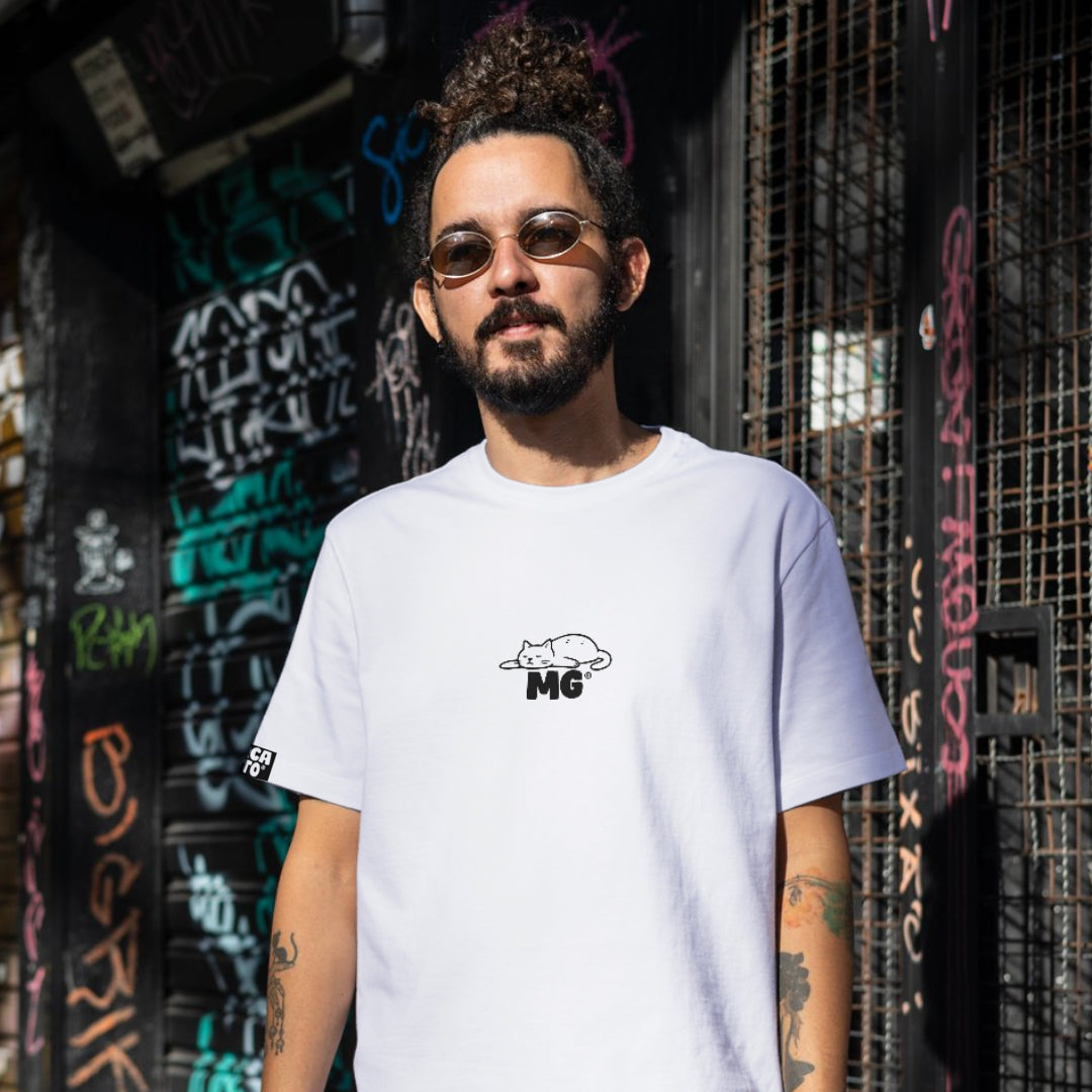 Camiseta unisex en algodón Pima 100% color arena y blanco, de silueta amplia y estampado en frente y espalda