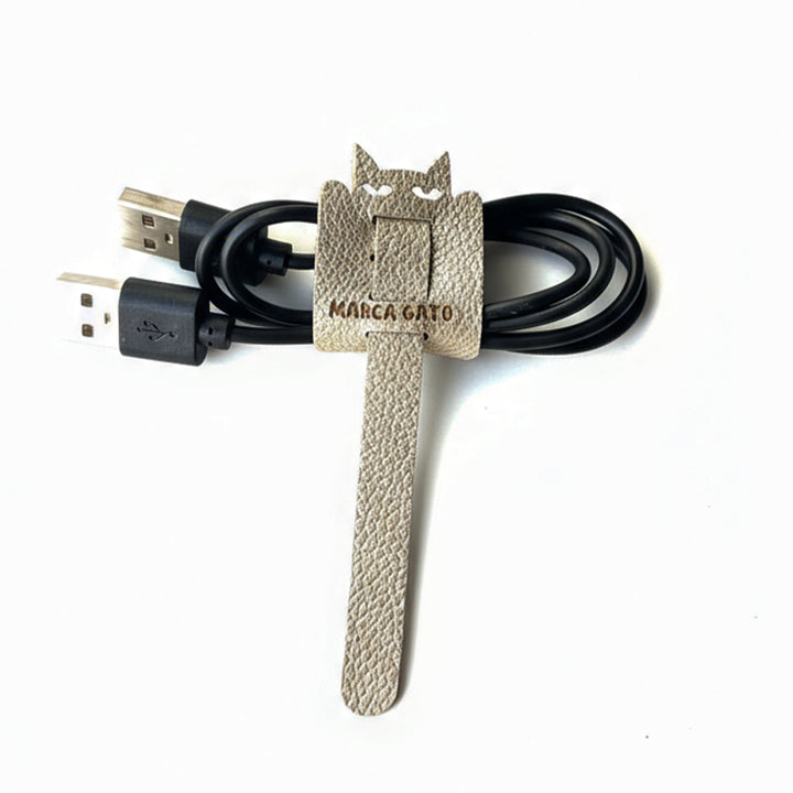 Organizador de cables de cuero vegano con forma de gato