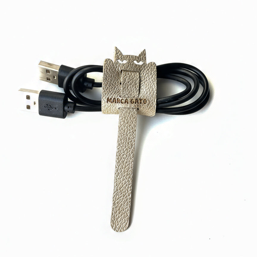 Organizador de cables de cuero vegano con forma de gato