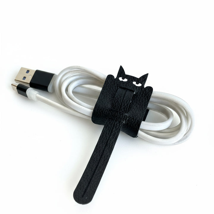 Organizador de cables de cuero vegano con forma de gato