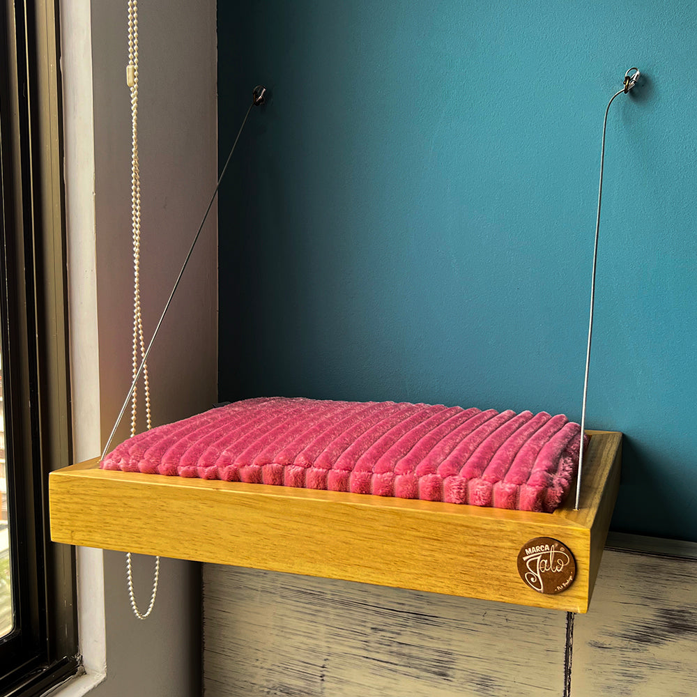 cama colgante para gato, con herrajes de pared.