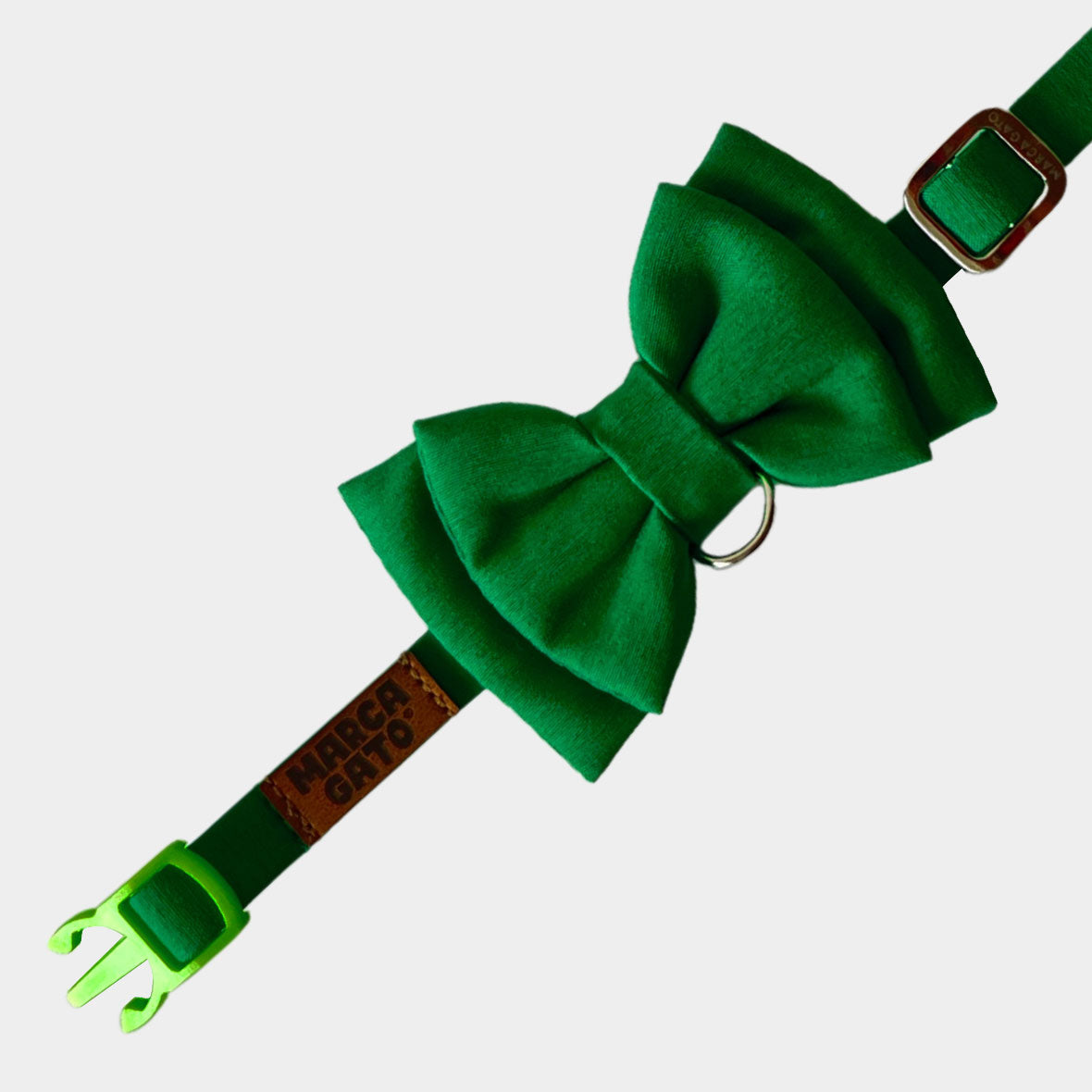 Corbatín gatos verde color sólido broche liberación argolla plaquita tensor ajustable
