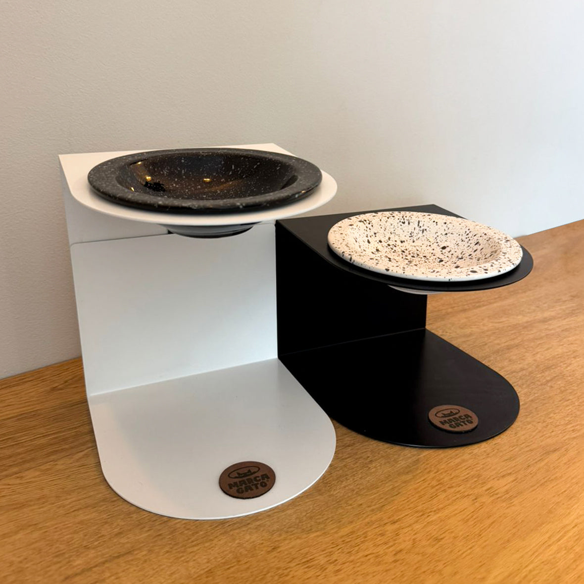 Comedero elevado gatos ergonómico altura ajustable metal cerámica artesanal